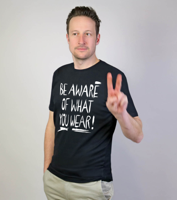 Shirt Be aware of what you wear Schwarz – Bild 2