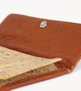 Piñatex® Geldbörse Cognac – Bild 5
