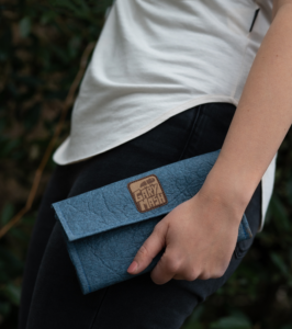 Piñatex® Geldbörse Denim blue – Bild 2