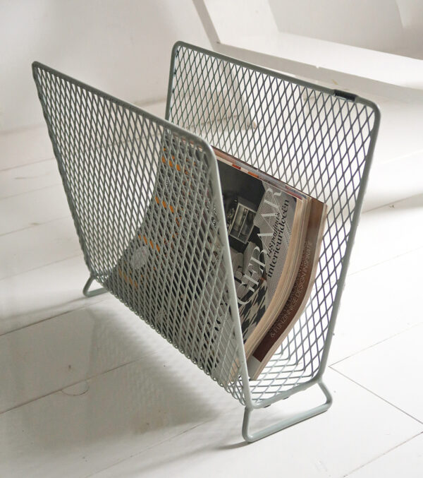 Steel wire magazine rack