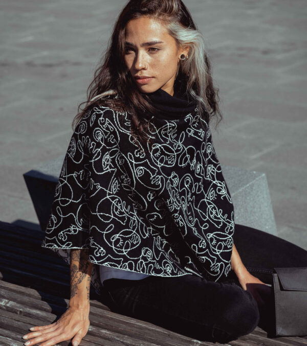 Poncho Loa mit Rollkragen aus feinem Jacquardstrick