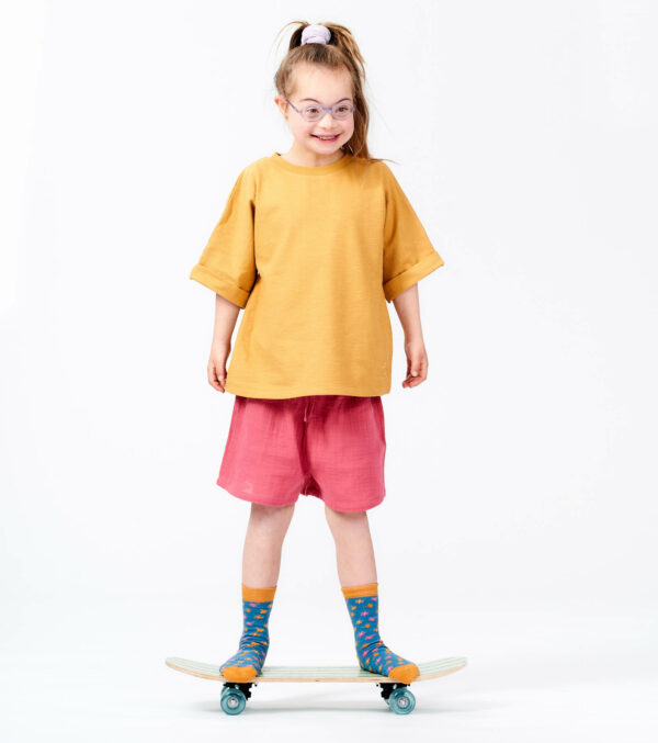 Berry-colored children‘s shorts made of muslin - Image 2