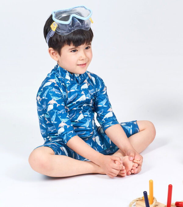 Kinder Schwimmanzug mit UV-Schutz 50+, Wal-Druck – Bild 2