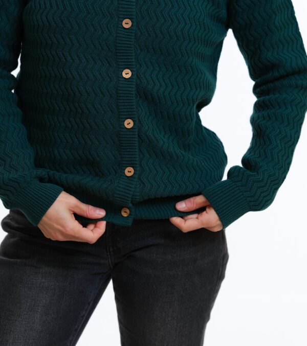Cardigan Penny dunkelgrün mit feinem zig-zag Muster – Bild 6