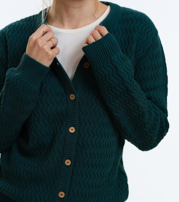 Cardigan Penny dunkelgrün mit feinem zig-zag Muster – Bild 4